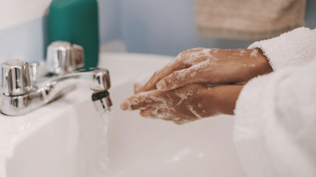 Washing hands to prepare for hospital disinfection